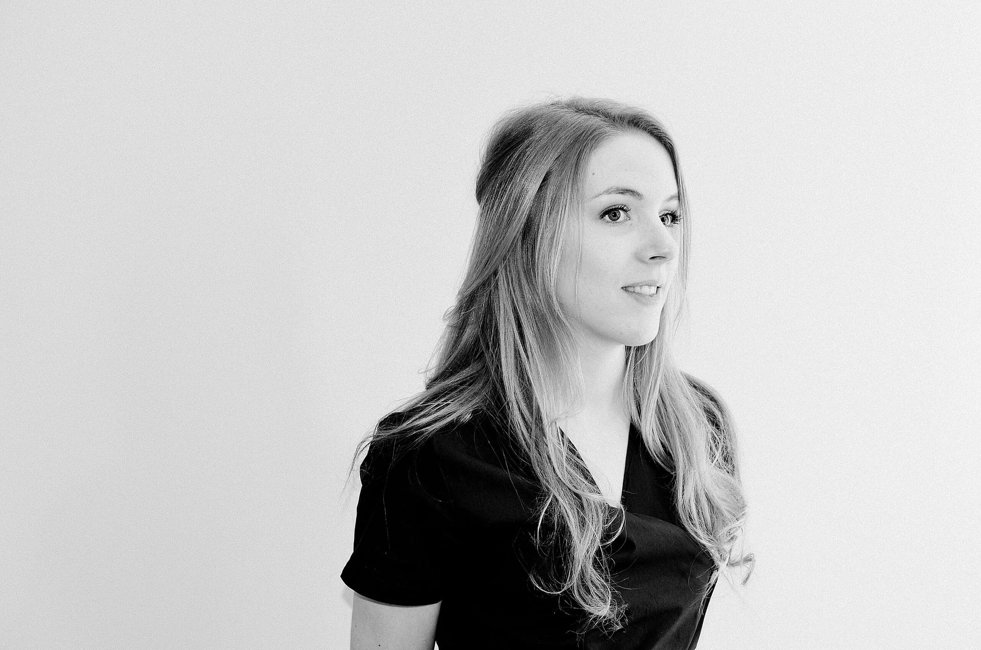 Charlotte Leicalle Profile Photo This is a picture a picture in black and white of a blonde girl. The picture has been taken 3/4. It shows the profile of the girl. She is smiling. Her hair are straight but the end are slightly curly